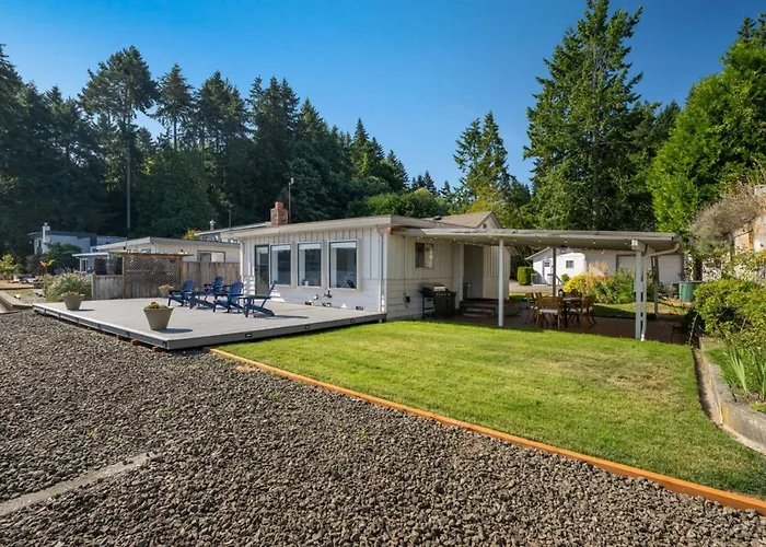 116 - Inviting Waterfront Haven Bbq