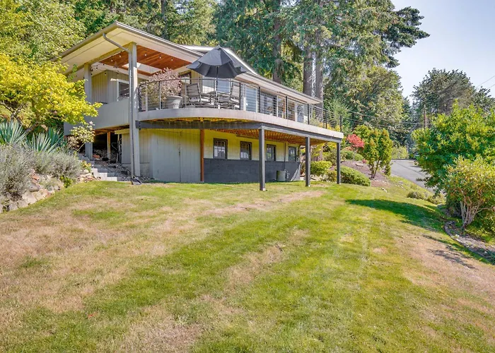 Gig Harbor Home: Large Deck, Outdoor Dining Area