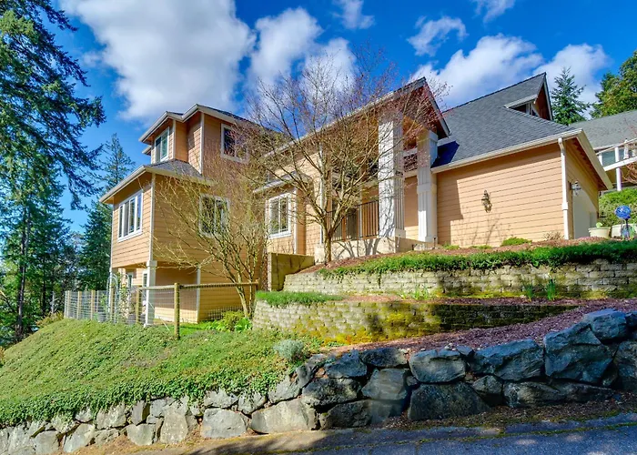 Premier Gig Harbor Home! Views, Spa & Billiards